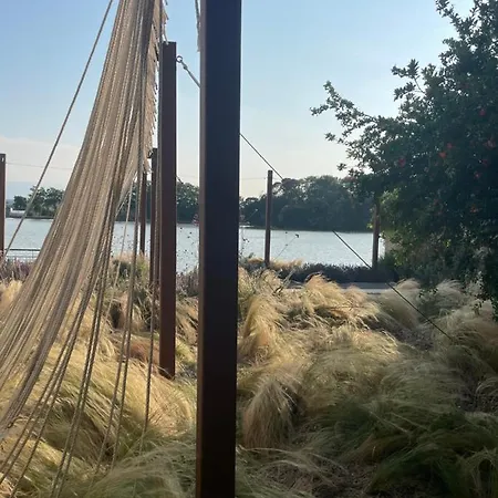 Evasion Au Fil De L Eau Pause Avec Jardin Au Bord Du Canal Du Midi *