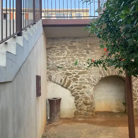 Evasion Au Fil De L Eau Pause Avec Jardin Au Bord Du Canal Du Midi *